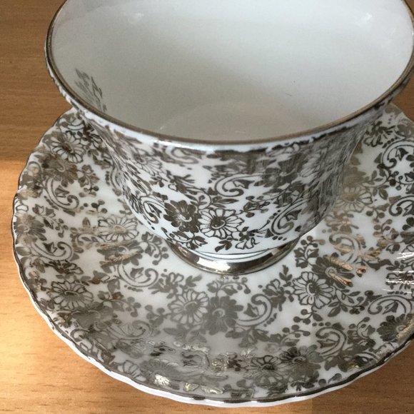 Royal Windsor fine bone china saucer and cup set silver 25th anniversary - Picture 3 of 6